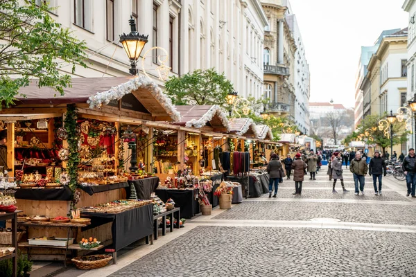 Budapeşte, Macaristan - Aralık 2017: Noel pazarı önünde St Stephen Bazilikası