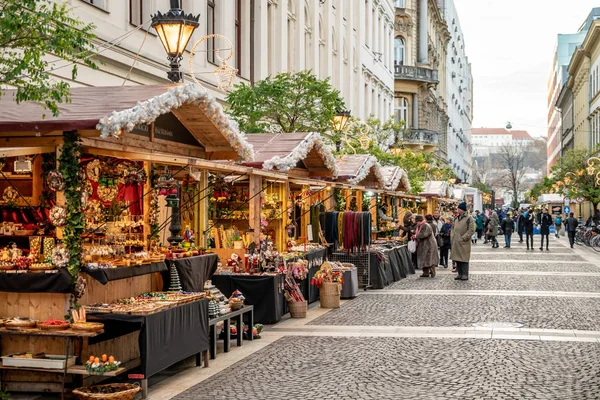 Budapeşte, Macaristan - Aralık 2017: Noel pazarı önünde St Stephen Bazilikası