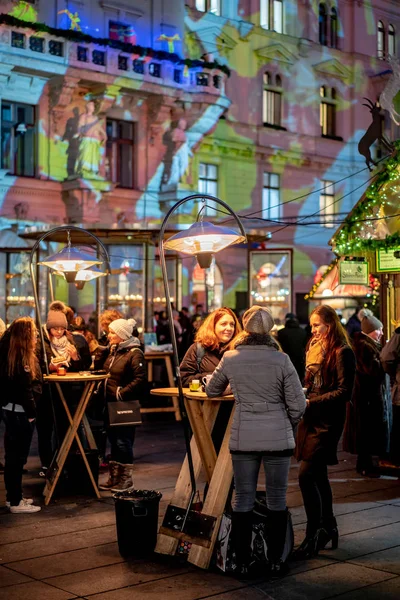 Graz Austria Diciembre 2017 Jóvenes Disfrutando Del Mercado Navideño Adviento — Foto de Stock