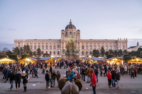 Вена Австрия Декабрь 2017 Переполненный Рождественский Рынок Площади Марии Терезии — стоковое фото