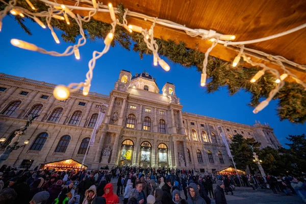 Viena Austria Diciembre 2017 Mercado Navidad Lleno Gente Frente Museo — Foto de Stock