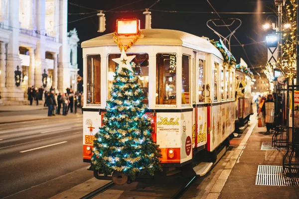 Viena, Avusturya - Aralık 2017: Viyana yüzük satırındaki süslenmiş Noel tramvay