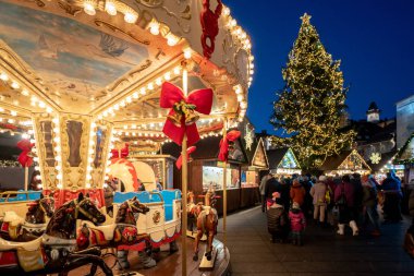 Şehrin ana Meydanı Graz advent pazarda