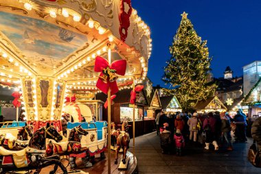 Şehrin ana Meydanı Graz advent pazarda