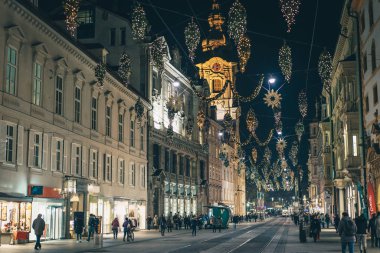 Graz şehrin sokaklarında Noel Noel süslemeleri