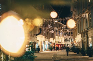 Graz şehir sokakları advent Noel süsleri gece. Noel ışıkları arasında vurdu.