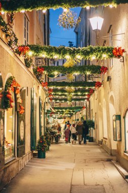 Salzburg eski şehir şehir sokaklarını Noel Noel için dekore edilmiştir.