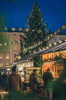Salzburg Noel Pazar geceleri içinde bir Noel ağacı dalları yalak vurdu