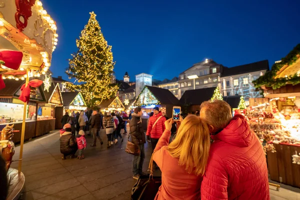 Turistas Disfrutando Del Mercado Navidad Graz Tomando Fotos Árbol Navidad — Foto de Stock