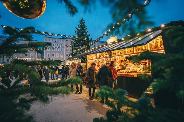 Mercado Navidad Salzburgo Visto Través Árbol Navidad Ramas — Foto de Stock