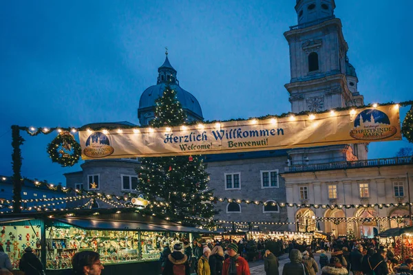 Рождественский Рынок Зальцбурге Residenzplatz Ночью — стоковое фото