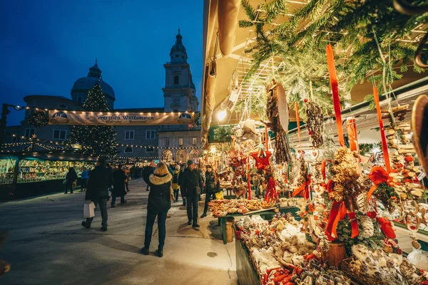 Рождественский Рынок Зальцбурга Площади Резиденции Ночью — стоковое фото