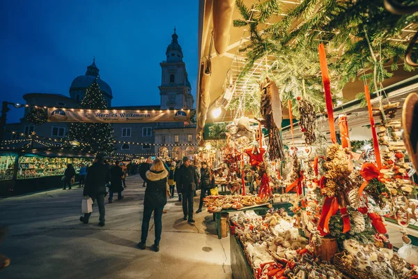 Salzburg Residenzplatz gece Noel pazarında