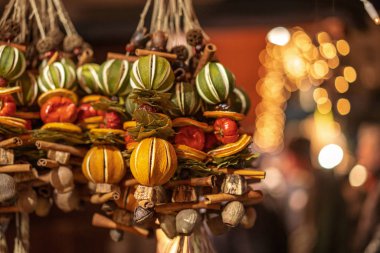 Belediye Binası önünde Wien Advent pazarında Noel süsleri
