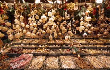 Viyana advent fuarlarında geleneksel Noel Pazar shop