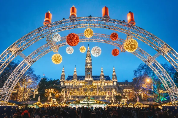 市庁舎の前にウィーンの伝統的なクリスマス マーケット — ストック写真