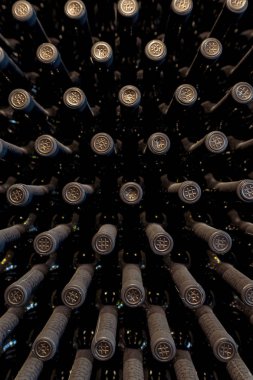 Anenii Noi, Moldova - Kasım 2018: Castel Mimi şarap şarap şişeleri toplama