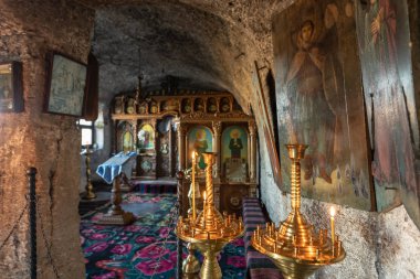 Eski: Orhei, Moldova - Kasım 2018: Ortodoks Kilisesi eski Orhei bölgesinde, Butuceni Köyü kaya dağda şimdi önemli bir turistik Moldova oyulmuş