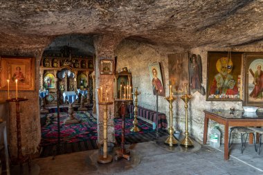 Eski: Orhei, Moldova - Kasım 2018: Ortodoks Kilisesi eski Orhei bölgesinde, Butuceni Köyü, şimdi bir önemli turistik Moldova rock dağ oyulmuş