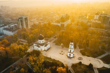 Moldova Chisinau gündoğumu Katedrali parkta
