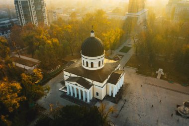 Kişinev, Moldovya üzerinde gündoğumu. Central Park'ta Chisinau Büyükşehir Katedrali