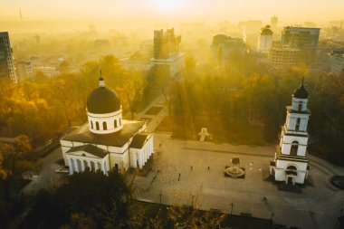 Kişinev, Moldovya üzerinde gündoğumu. Central Park'ta Chisinau Büyükşehir Katedrali