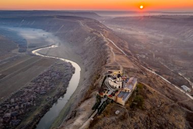Gündoğumu, Cumhuriyeti ile Moldova eski Orhei Manastırı ve Butuceni köyü havadan görünümü
