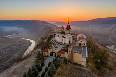 Moldova Cumhuriyeti eski Orhei manastırda güneş doğarken