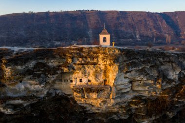 Eski Orhei taş oyma kilisede günbatımı. Havadan görünümü, Moldova Cumhuriyeti