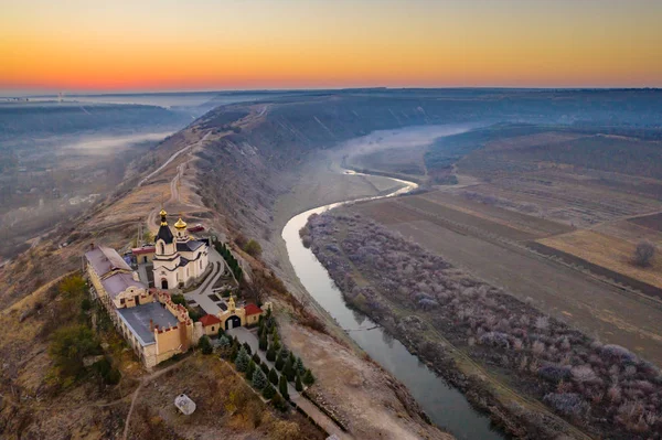 Antiguo río Orhei Raut y monasterio antes de la puesta del sol vista aérea — Foto de Stock