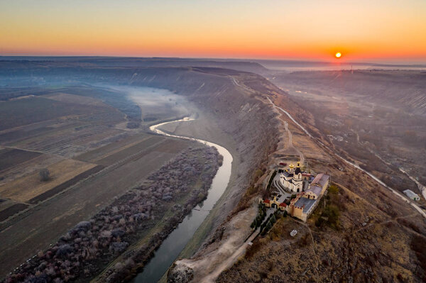 Река Раут и Оргеевский монастырь на рассвете в Республике Молдова
