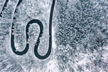 bir dron orman havadan görünümden kış dolambaçlı yol