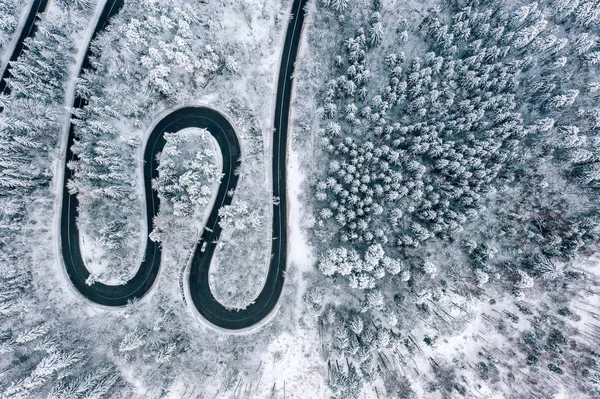 Estrada Sinuosa Inverno Vista Aérea Floresta Drone — Fotografia de Stock