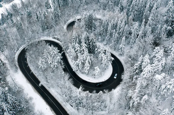 Dirigir Estradas Inverno Através Uma Estrada Sinuosa Floresta Nas Montanhas — Fotografia de Stock