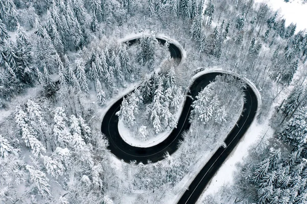 Estrada Inverno Através Uma Vista Aérea Floresta — Fotografia de Stock