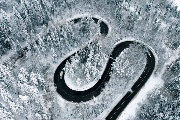 Vista Aérea Uma Estrada Sinuosa Inverno Meio Floresta — Fotografia de Stock