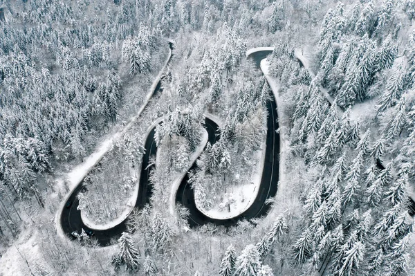 Estrada Sinuosa Através Uma Tempestade Neve Nas Montanhas — Fotografia de Stock