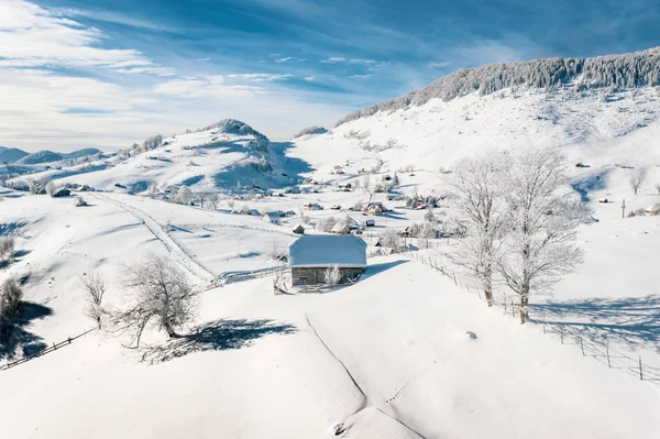Традиционные Крестьянские Дома Покрыты Снегом После Сильного Снегопада Карпатах — стоковое фото