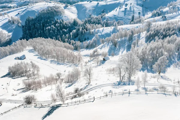 Tradiční Selské Domy Pod Sněhem Husté Sněžení Karpatských Horách — Stock fotografie