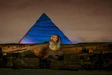 Giza Piramitlerine ve gece Sfenks Cayro Mısır
