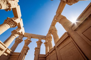 Trajan Kiosk Philae görünümü içinde. Sütunları hiyeroglif ile dekore edilmiştir. Lens flare etkisi güneşten.