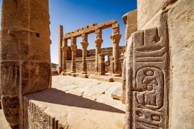 Elefantin Tapınağı Aswan, Mısır mirası hiyeroglif. Hiyeroglif üzerinde odaklanmak