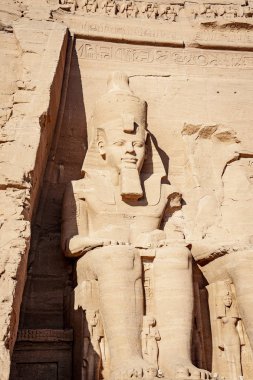 Ramsses II veya Ramsses rock Dağı Abu Simbel Tapınağı Mısır'ın büyük heykel oyma