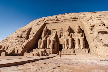 Aswan Mısır Abu Simbel tapınağında girmesi ile panoramik görünüm