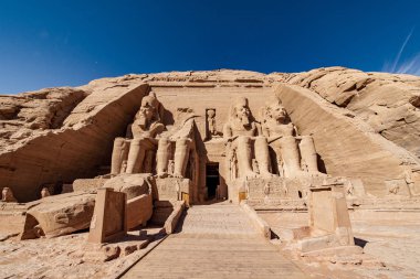 Ebu Simbel tapınakları iki büyük tapınak Nubia Güney Mısır Abu Simbel Köyü'nde rock