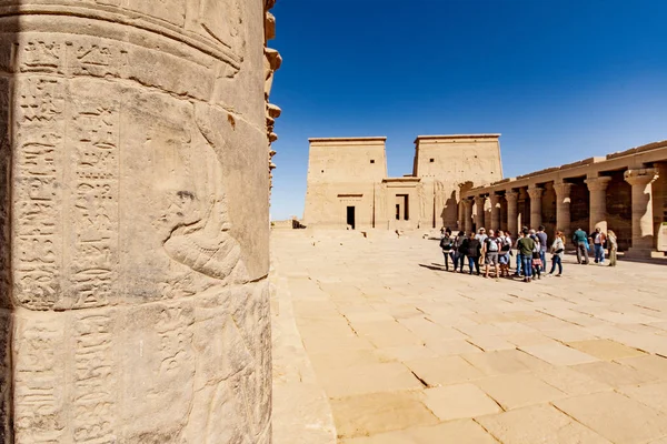 アスワンのフィラエ イシス エジプト神殿神 左の石の彫刻が施された Hierogliph に焦点を当てる — ストック写真