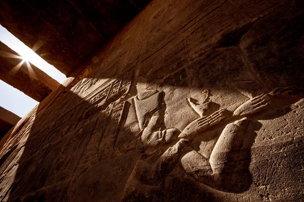 Antigos Hieróglifos Egípcios Luz Pôr Sol Templo Aswan Philae Egito — Fotografia de Stock
