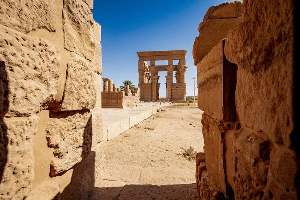 Trajan Kiosk Aswan Mısır Elefantin Tapınağı içinde