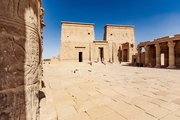 アスワン エジプトのフィラエ神殿の中庭 — ストック写真