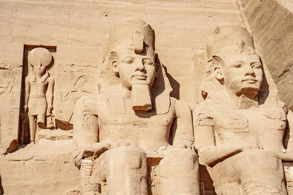 Ramsés Segundo Ramsés Grande Horus Estatuas Talladas Roca Templo Abu — Foto de Stock